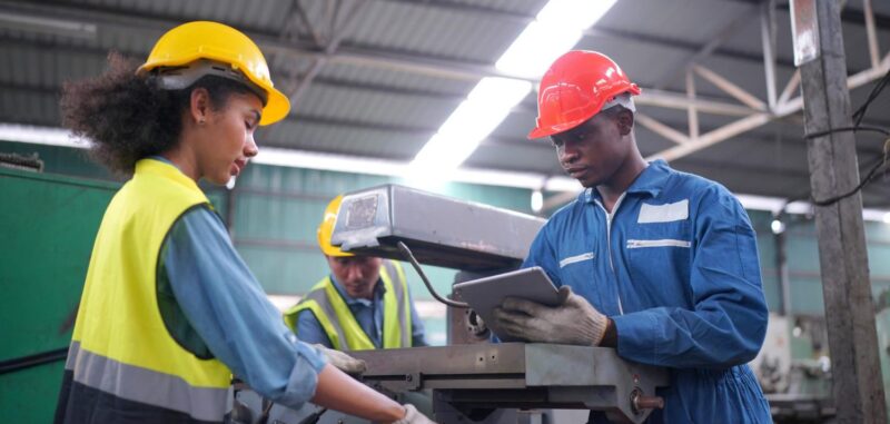 trabalho-industria-chao-de-fabrica-tempo-de-produção