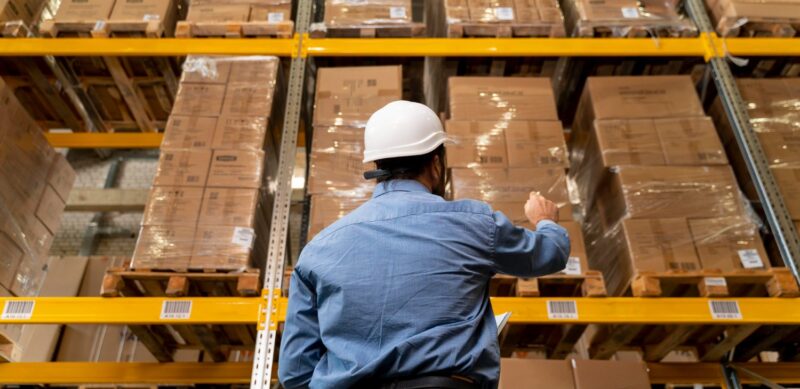 maxiprod-rastreabilidade-homem-no-estoque